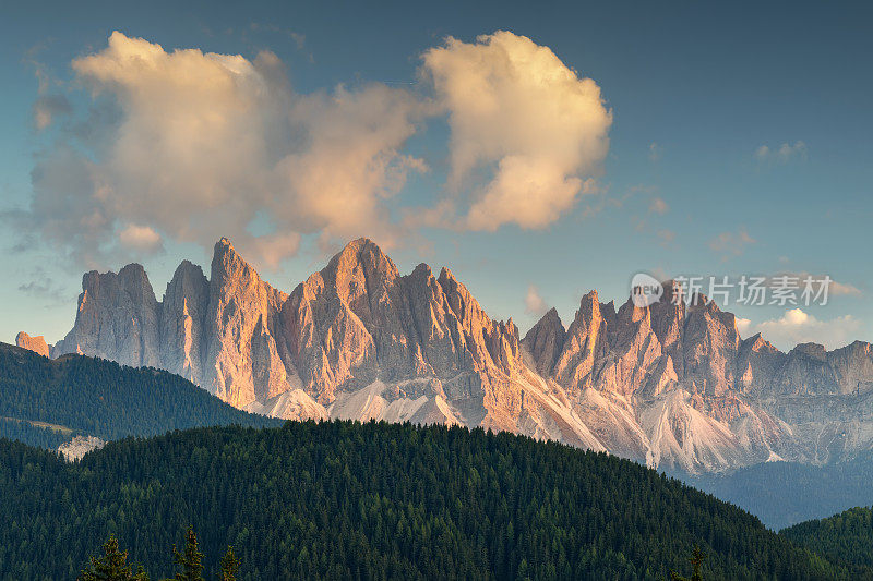 Alpenglow在Geisler Gruppe或Odle山集团，XXL Panorama，白云石，意大利